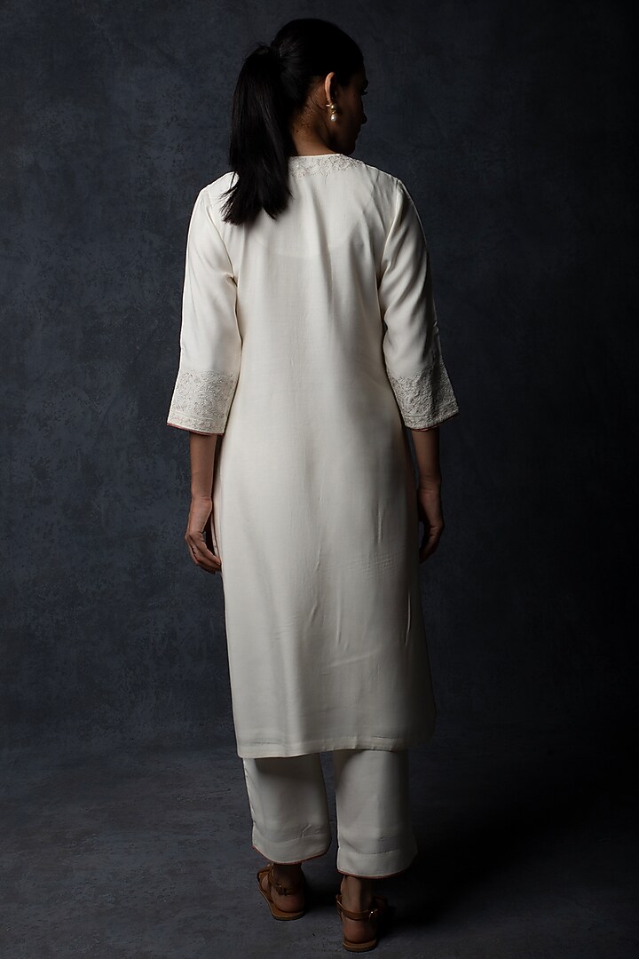 Ivory Muslin Thread Embroidered Straight-Fit Kurta Set by Tulsi at Pernia's Pop Up Shop