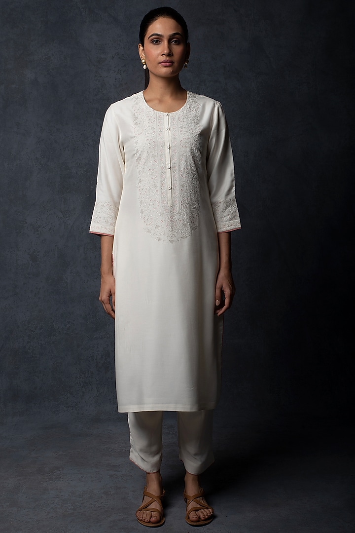 Ivory Muslin Thread Embroidered Straight-Fit Kurta Set by Tulsi at Pernia's Pop Up Shop