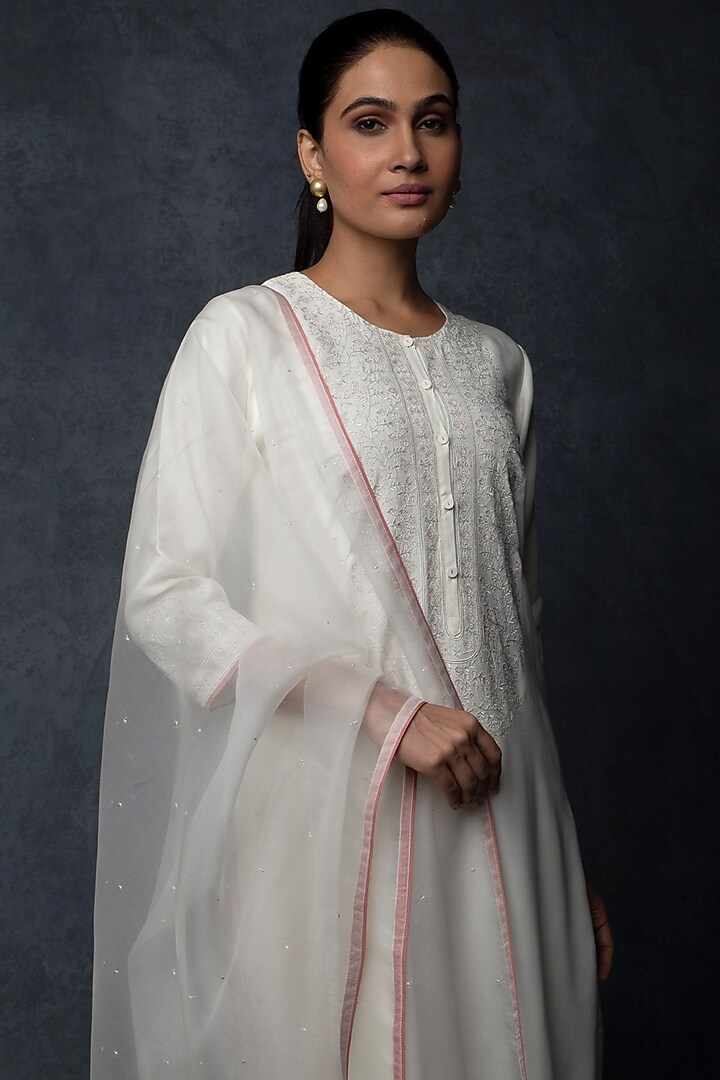 Ivory Muslin Thread Embroidered Straight-Fit Kurta Set by Tulsi at Pernia's Pop Up Shop