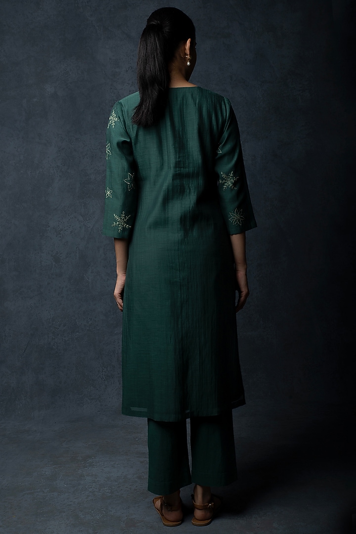 Emerald Green Chanderi Floral Motif Thread Embroidered Kurta Set by Tulsi at Pernia's Pop Up Shop