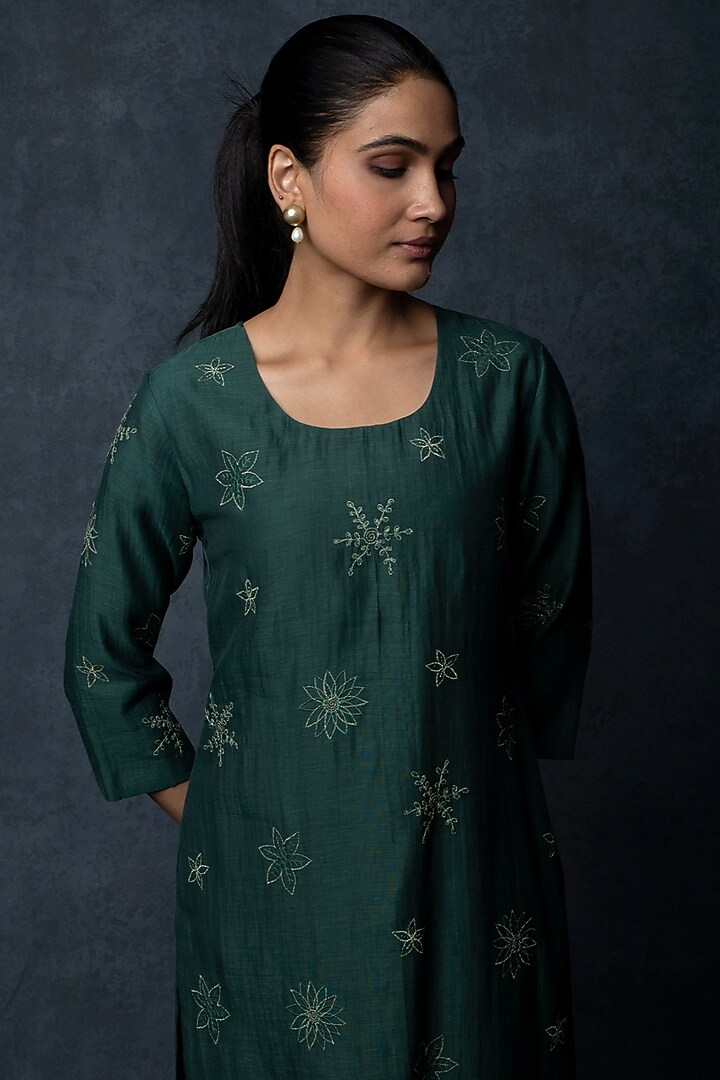 Emerald Green Chanderi Floral Motif Thread Embroidered Kurta Set by Tulsi at Pernia's Pop Up Shop