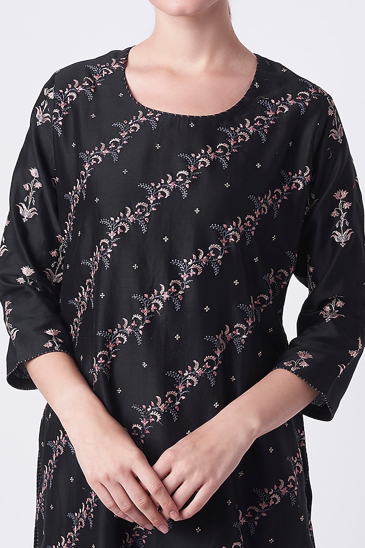 Black Floral Embroidered Kurta by Turaja at Pernia's Pop Up Shop