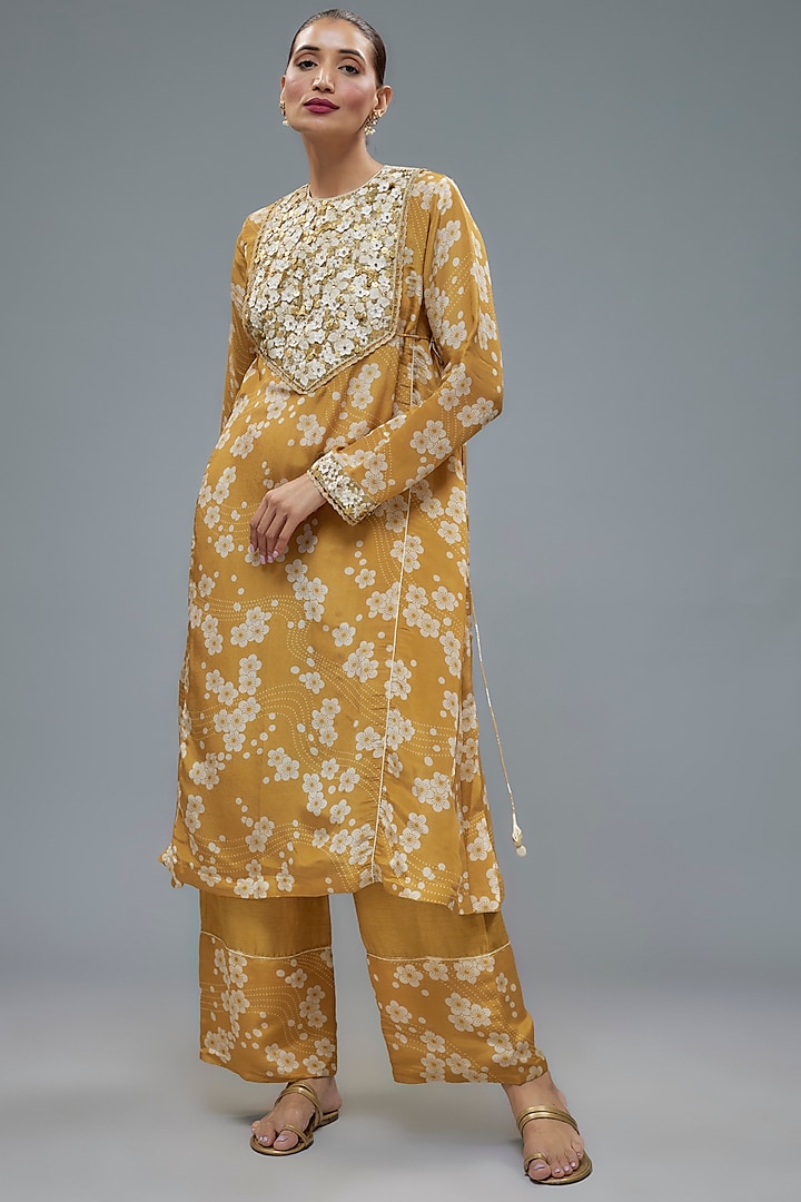 Gold Tissue Organza Aari hand Embroidered & Floral Printed Paneled Kurta Set by Taavare at Pernia's Pop Up Shop