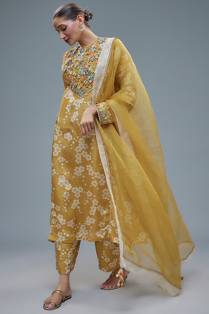 Gold Tissue Organza Aari hand Embroidered & Floral Printed Paneled Kurta Set by Taavare at Pernia's Pop Up Shop