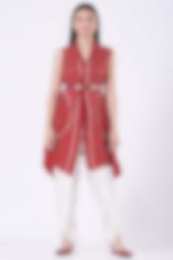 Red Bandhani Cape With Belt by Twenty Nine at Pernia's Pop Up Shop