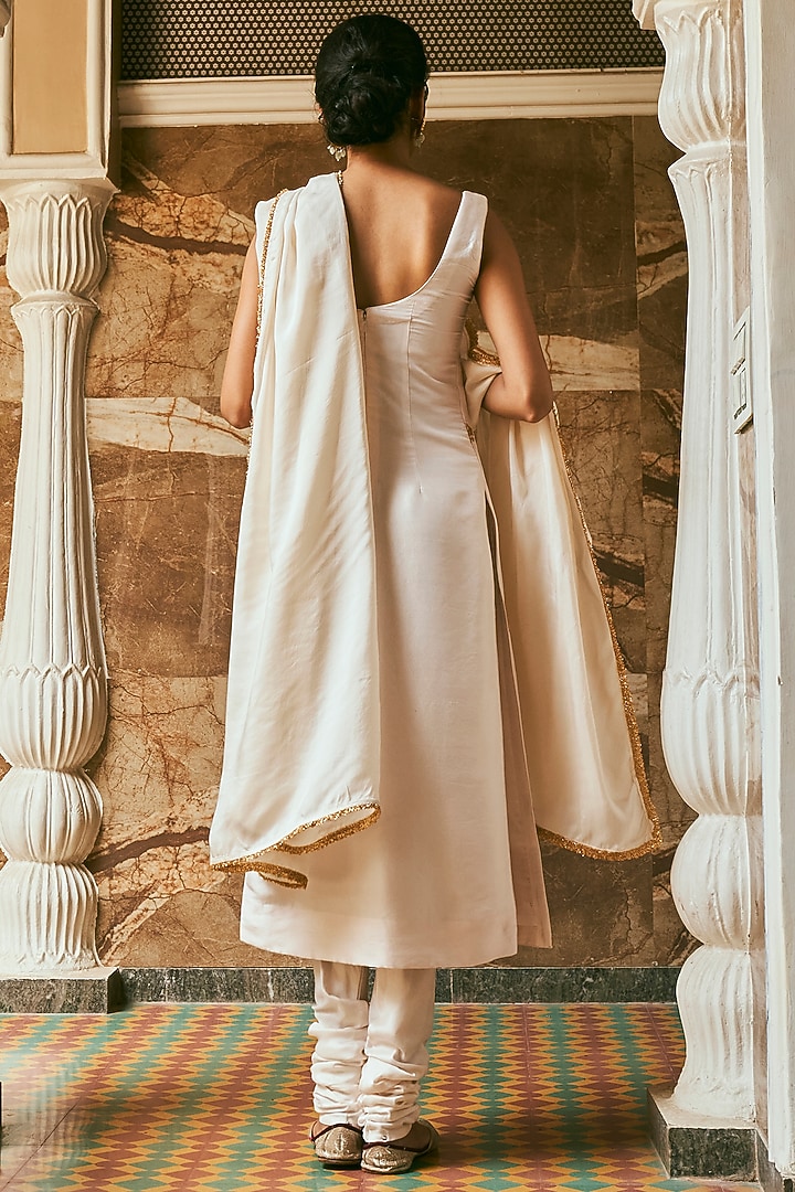 Ivory Dupion Silk Embroidered Kurta Set by The Whole Nine Yards at Pernia's Pop Up Shop
