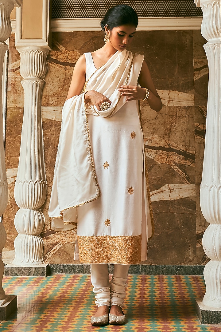 Ivory Dupion Silk Embroidered Kurta Set by The Whole Nine Yards at Pernia's Pop Up Shop