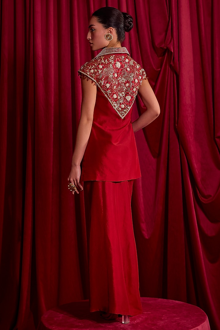 Red Dupion Resham Embroidered Kurta Set by TYOHAR at Pernia's Pop Up Shop