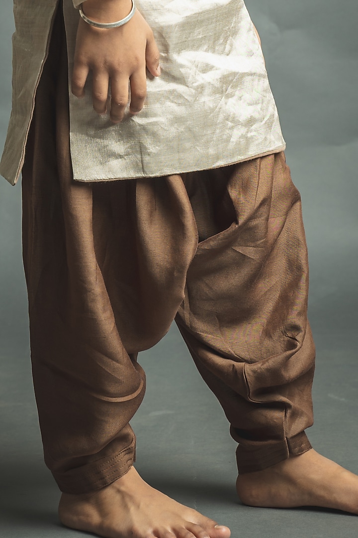 Ivory Embroidered Kurta Set For Boys by Tiny troop at Pernia's Pop Up Shop