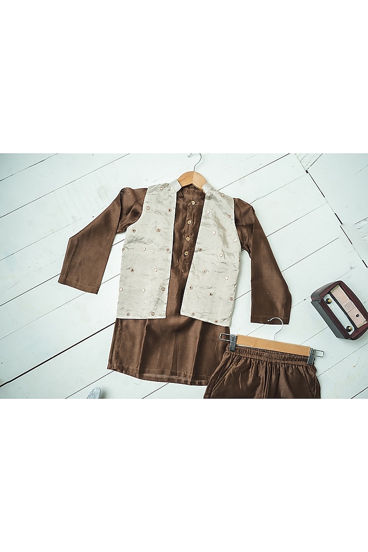 Brown Kurta With Embroidered Nehru Jacket For Boys by Tiny troop