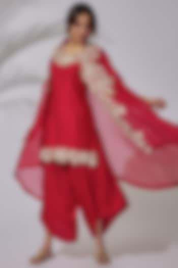 Red Organza Embroidered Cape Set by USHA BAGRI at Pernia's Pop Up Shop