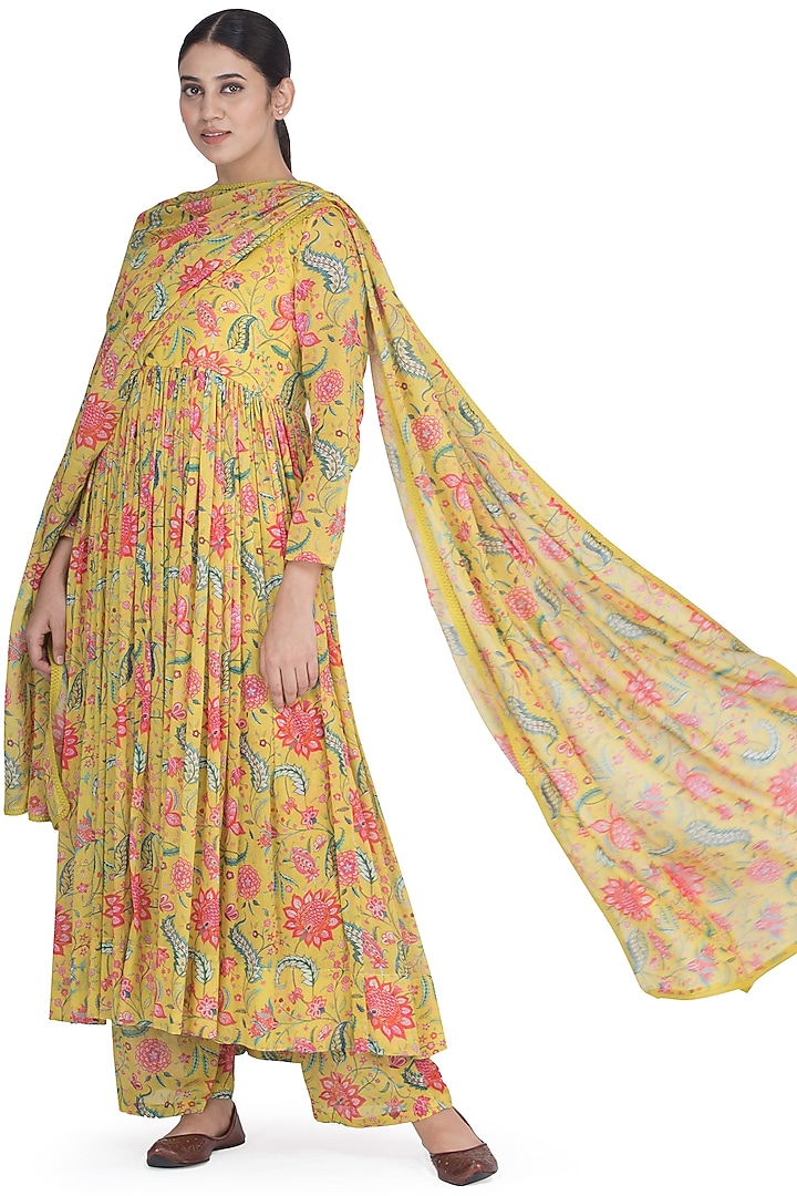 Yellow Printed Kurta Set by Uri by Mrunalini Rao at Pernia's Pop Up Shop