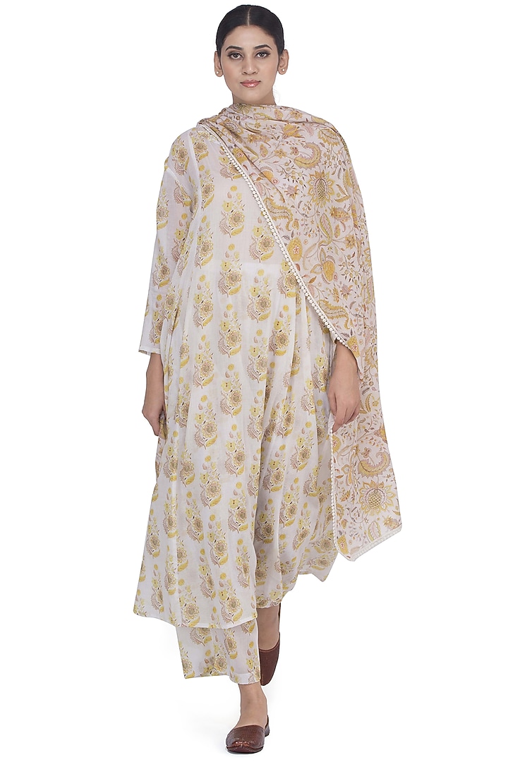 Off White Printed Kurta Set by Uri by Mrunalini Rao at Pernia's Pop Up Shop