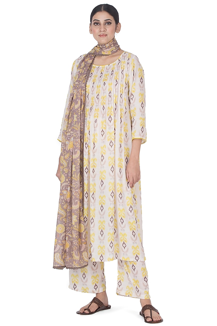 Off White Mul Cotton Kurta Set by Uri by Mrunalini Rao at Pernia's Pop Up Shop