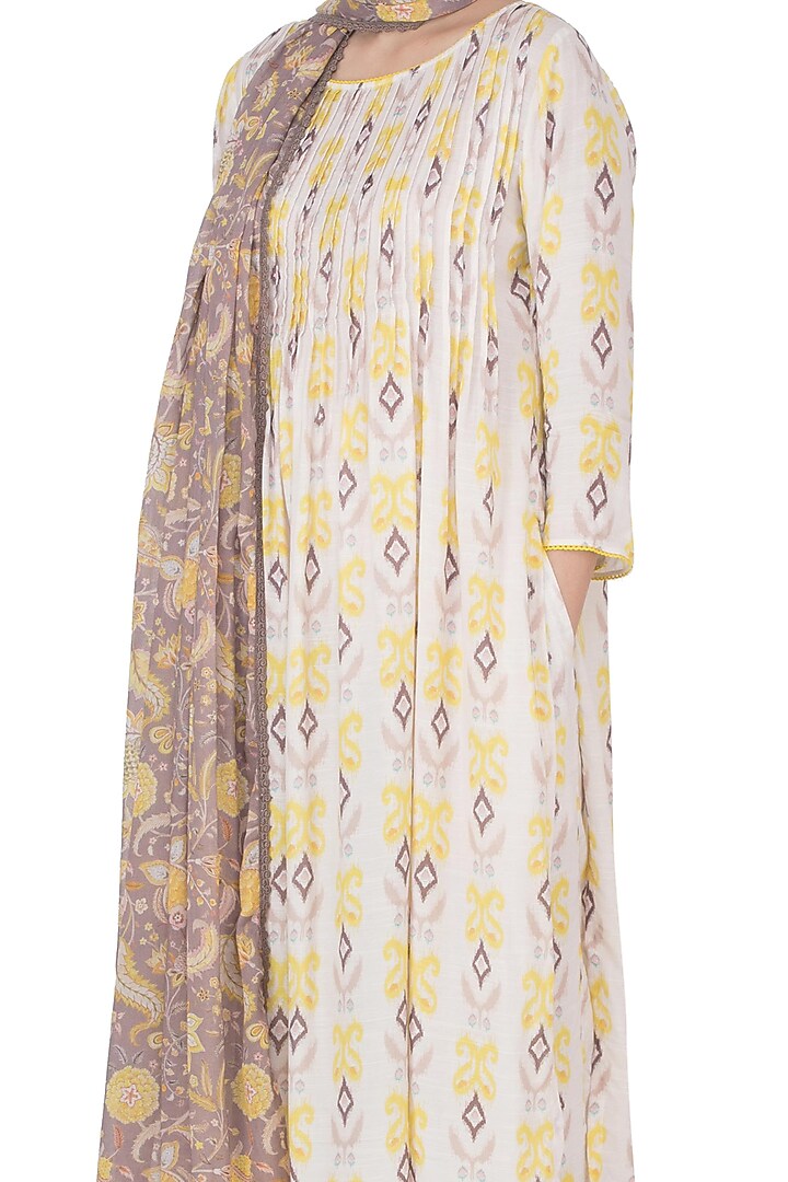 Off White Mul Cotton Kurta Set by Uri by Mrunalini Rao at Pernia's Pop Up Shop