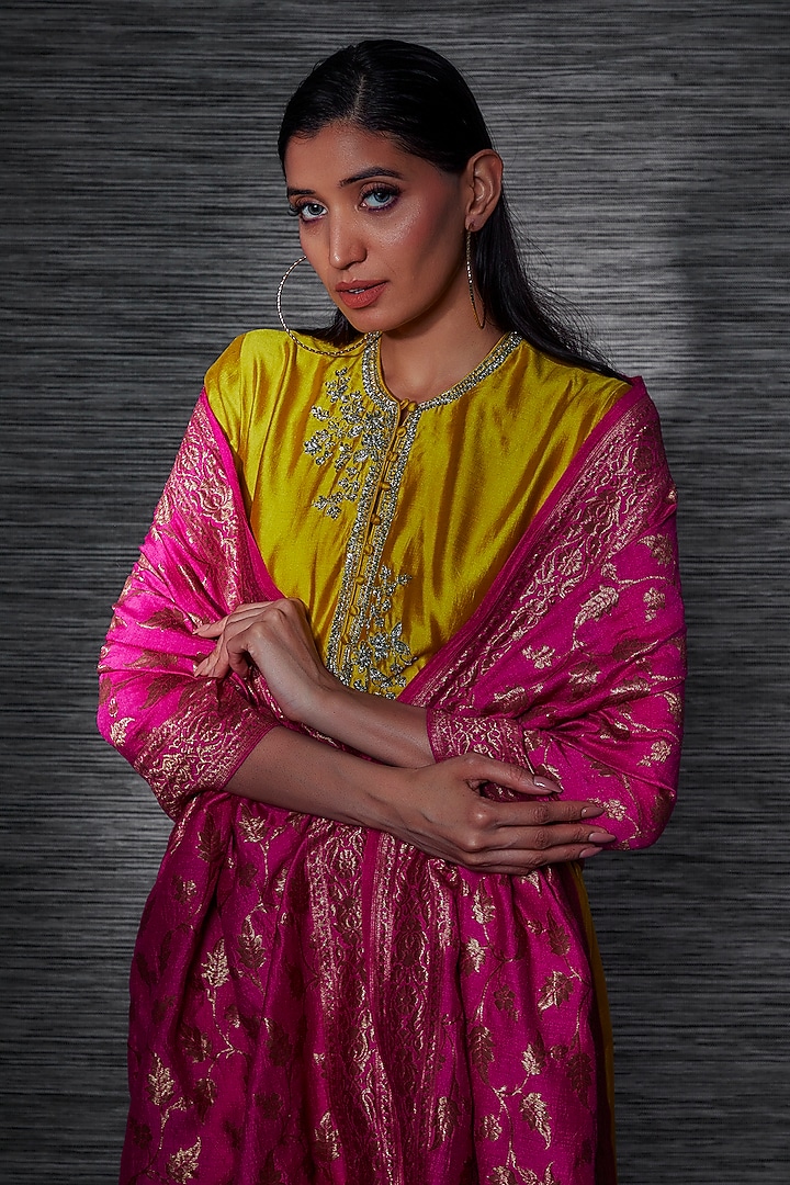 Pink Moonga Silk Handwoven Dupatta by Umay Benaras at Pernia's Pop Up Shop