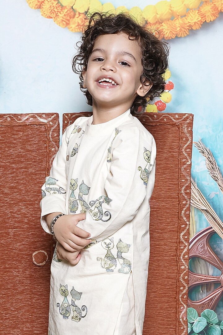 Off-White Cotton Cat Embroidered Kurta Set For Boys by UNIQ RIYO CREATION at Pernia's Pop Up Shop