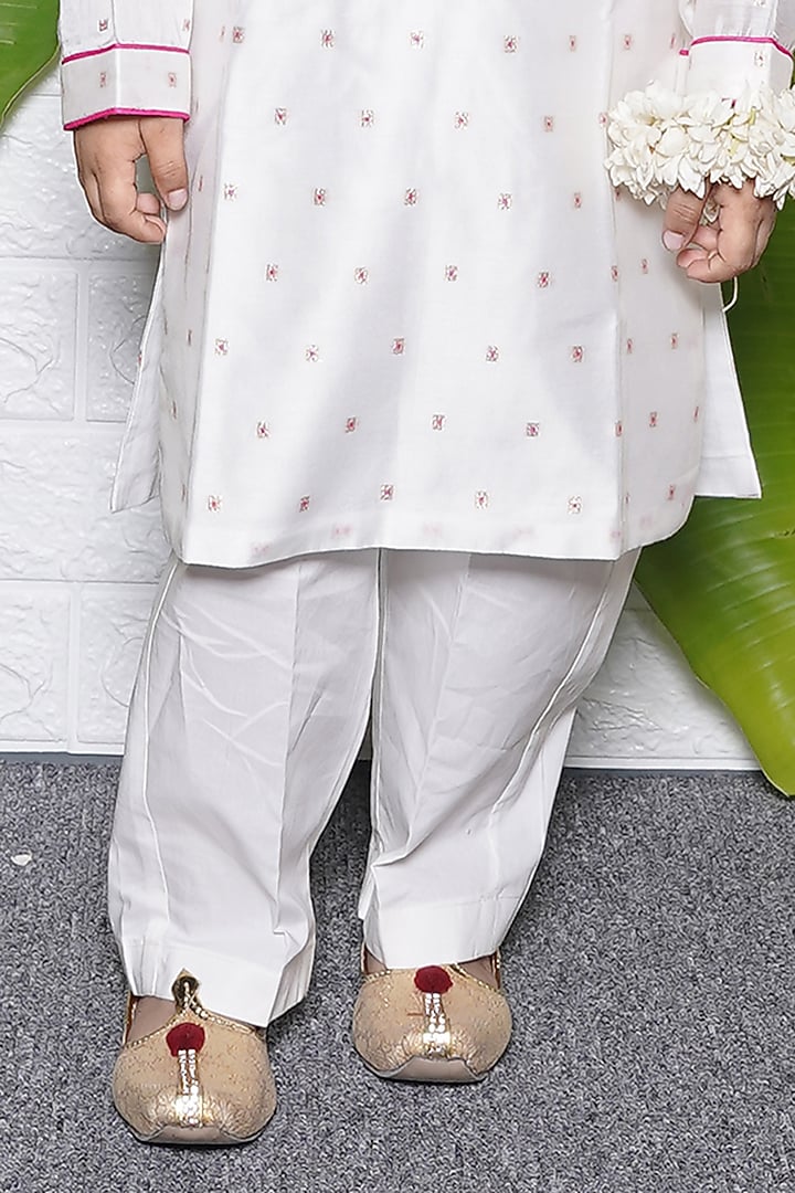 Off-White Cotton & Chanderi Kurta Set For Boys by UNIQ RIYO CREATION at Pernia's Pop Up Shop