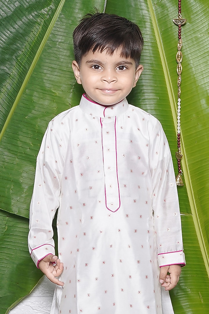 Off-White Cotton & Chanderi Kurta Set For Boys by UNIQ RIYO CREATION at Pernia's Pop Up Shop