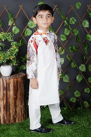 White Cotton Lion Printed Kurta Set For Boys by UNIQ RIYO CREATION