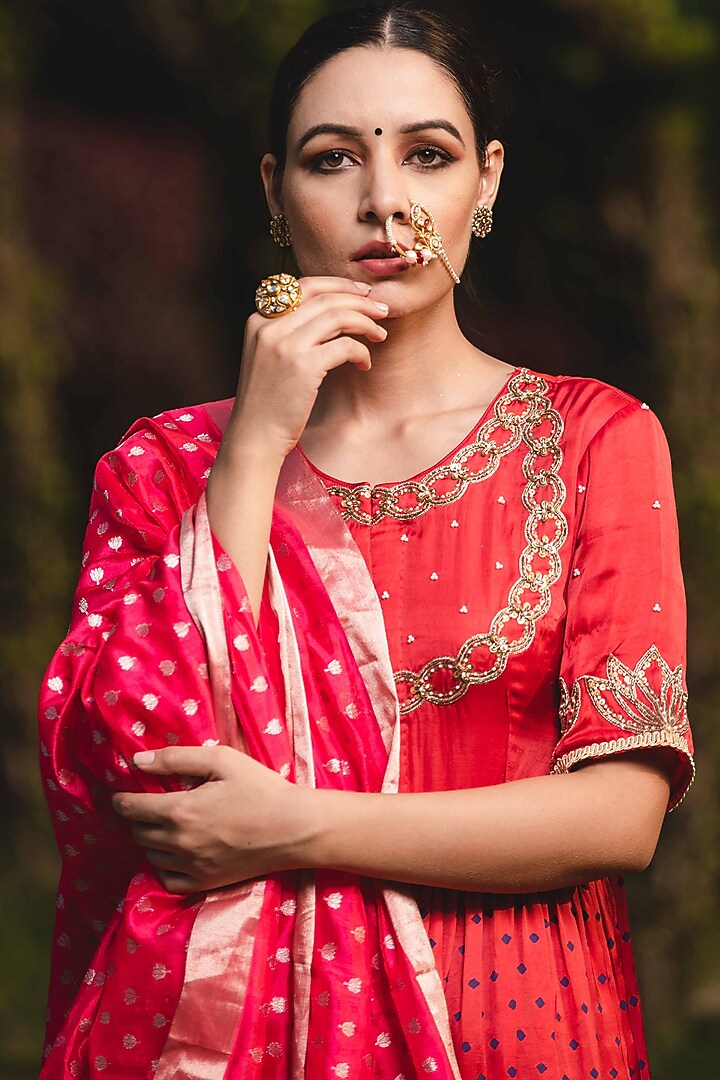 Red Hand Embroidered Kurta Set by Upasana Gupta at Pernia's Pop Up Shop