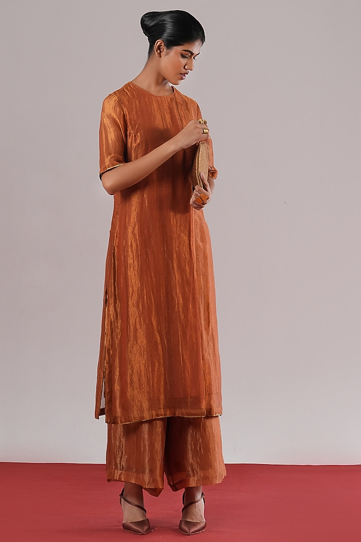 Burnish Gold Tissue Zari Silk Straight Kurta by Urvashi Kaur at Pernia's Pop Up Shop