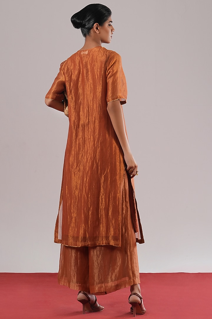 Burnish Gold Tissue Zari Silk Straight Kurta by Urvashi Kaur at Pernia's Pop Up Shop