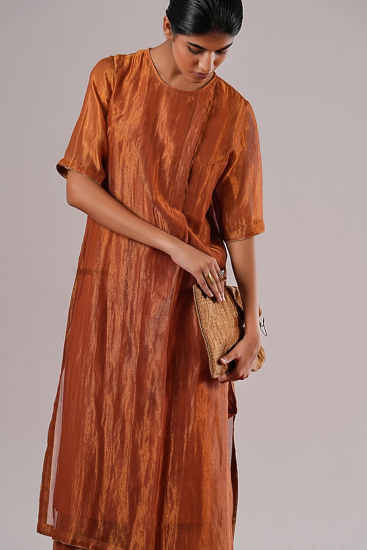 Burnish Gold Tissue Zari Silk Straight Kurta by Urvashi Kaur at Pernia's Pop Up Shop