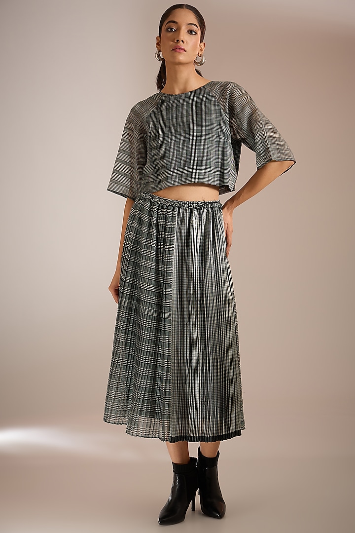 Black Handwoven Maheshwari Silk Pleated Midi Skirt by Urvashi Kaur at Pernia's Pop Up Shop