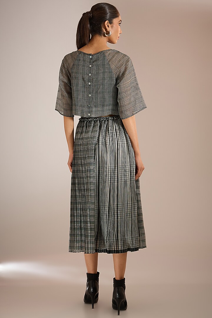 Black Handwoven Maheshwari Silk Pleated Midi Skirt by Urvashi Kaur at Pernia's Pop Up Shop