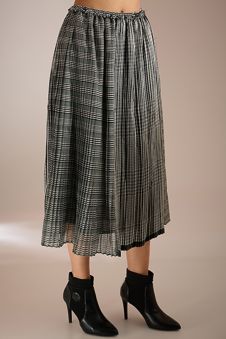 Black Handwoven Maheshwari Silk Pleated Midi Skirt by Urvashi Kaur at Pernia's Pop Up Shop