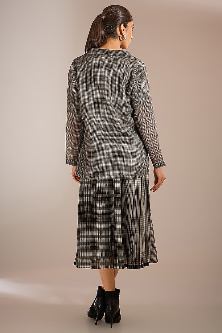 Black Handwoven Maheshwari Silk Checkered Printed Crop Top by Urvashi Kaur at Pernia's Pop Up Shop