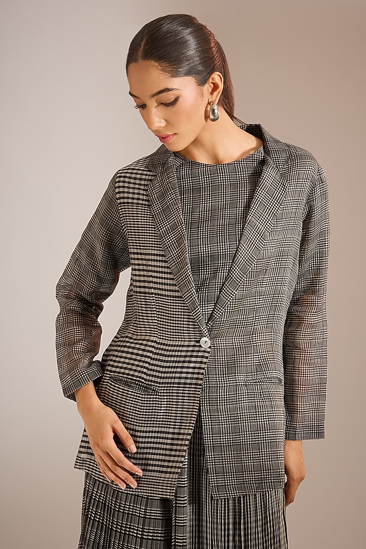 Black Handwoven Maheshwari Silk Checkered Printed Crop Top by Urvashi Kaur at Pernia's Pop Up Shop