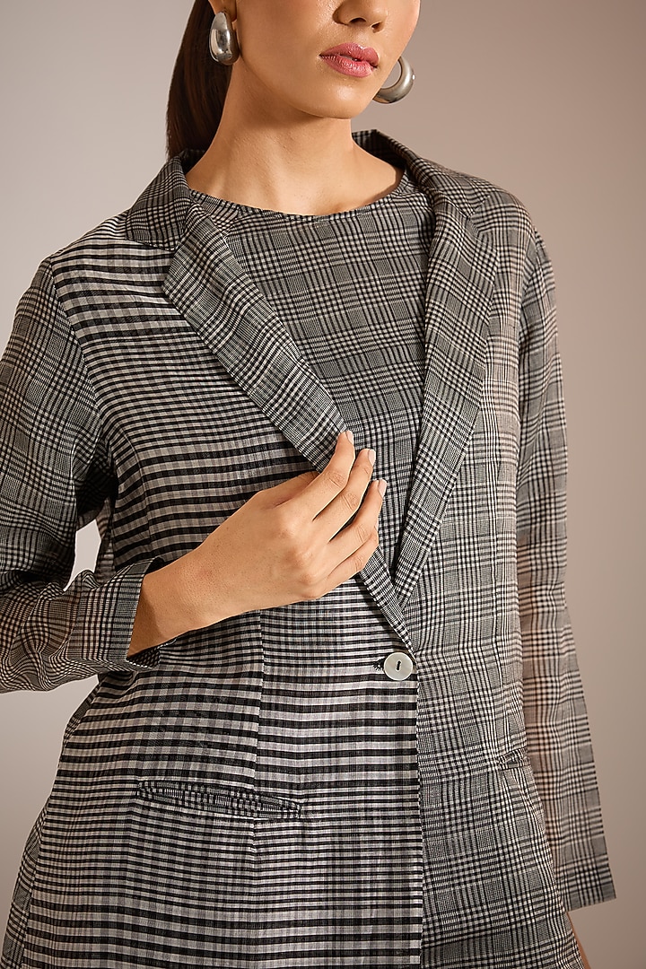 Black Handwoven Maheshwari Silk Checkered Printed Crop Top by Urvashi Kaur at Pernia's Pop Up Shop