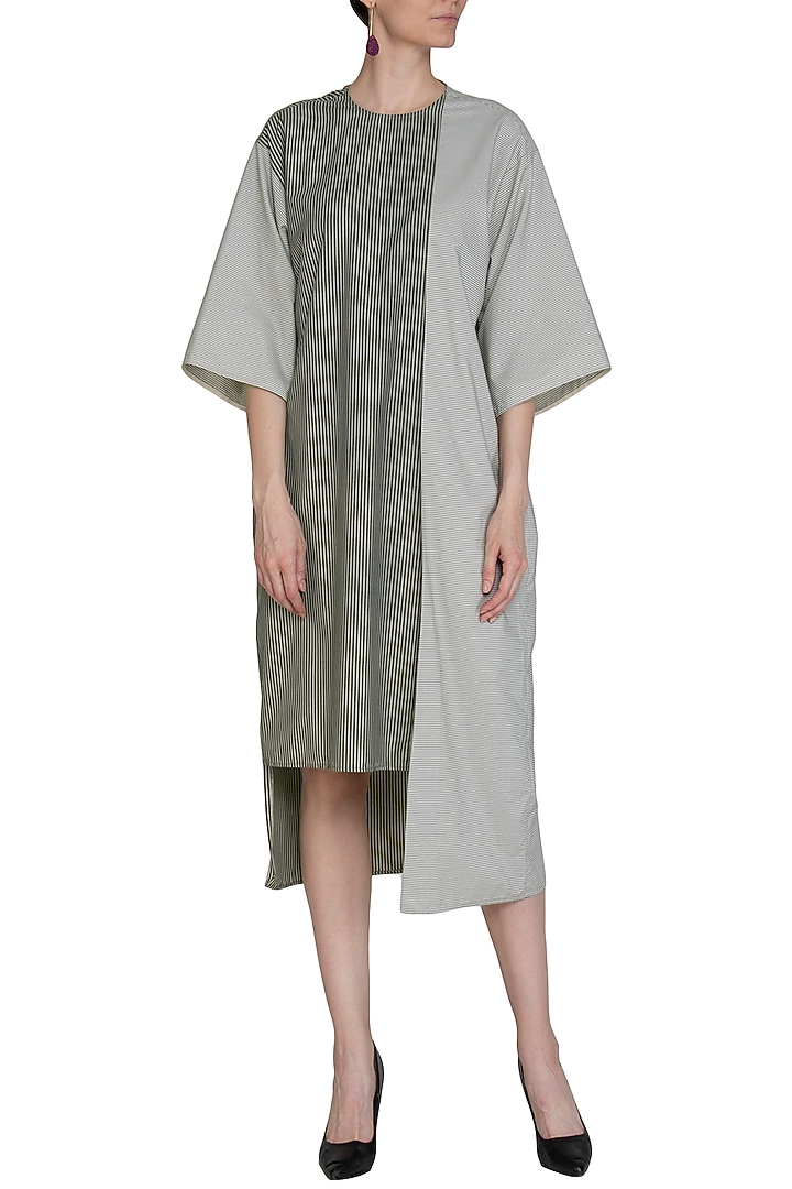 Grey Boxy Tunic by Kapda By Urvashi Kaur at Pernia's Pop Up Shop