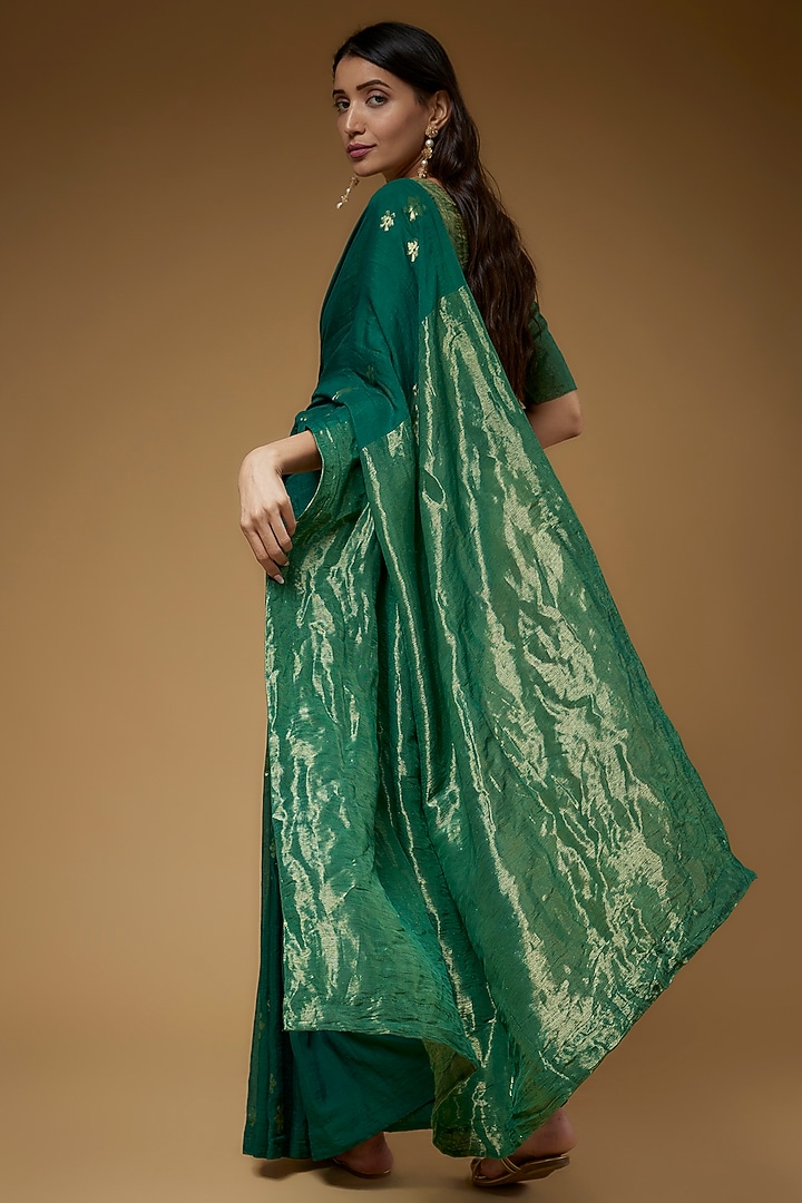 Green Jamdani Party Wear Saree Set by VAANI BESWAL at Pernia's Pop Up Shop