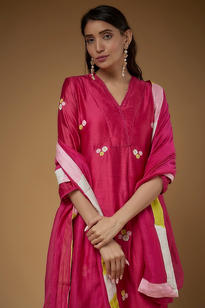 Pink Chivia Silk Floral Embroidered Kurta Set by VAANI BESWAL at Pernia's Pop Up Shop