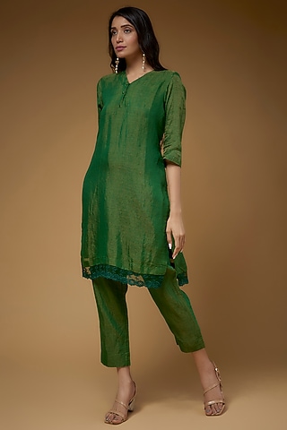 Green Zari Chanderi Kurta Set by VAANI BESWAL