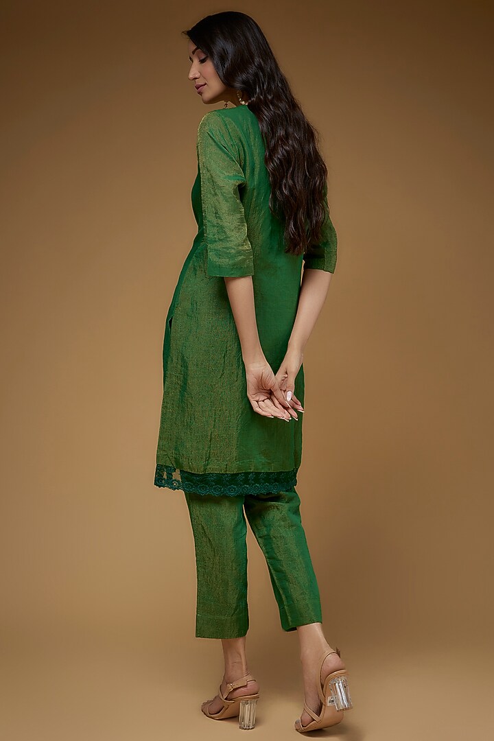 Green Zari Chanderi Kurta Set by VAANI BESWAL at Pernia's Pop Up Shop