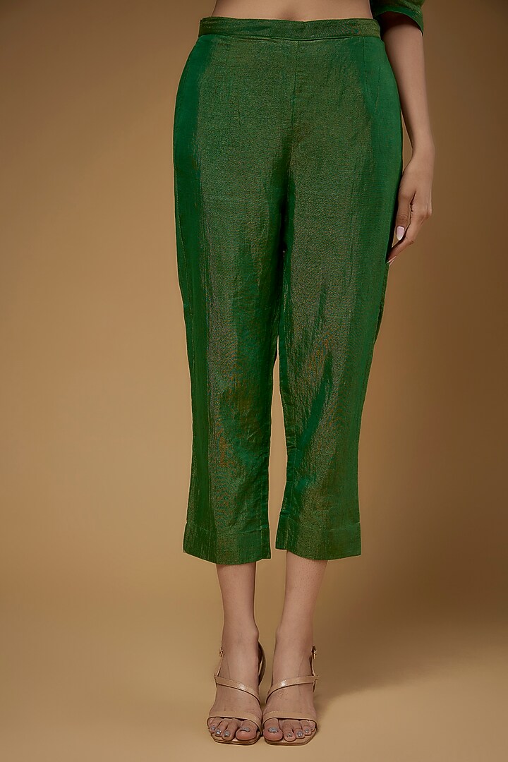 Green Zari Chanderi Kurta Set by VAANI BESWAL at Pernia's Pop Up Shop