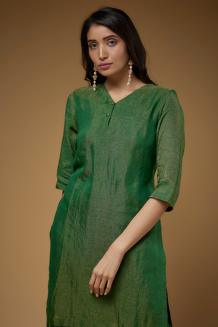 Green Zari Chanderi Kurta Set by VAANI BESWAL at Pernia's Pop Up Shop