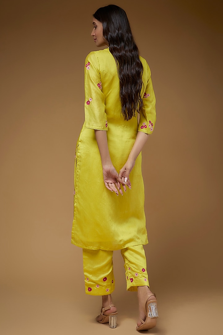 Yellow Chivia Silk Floral Embroidered Kurta Set by VAANI BESWAL at Pernia's Pop Up Shop