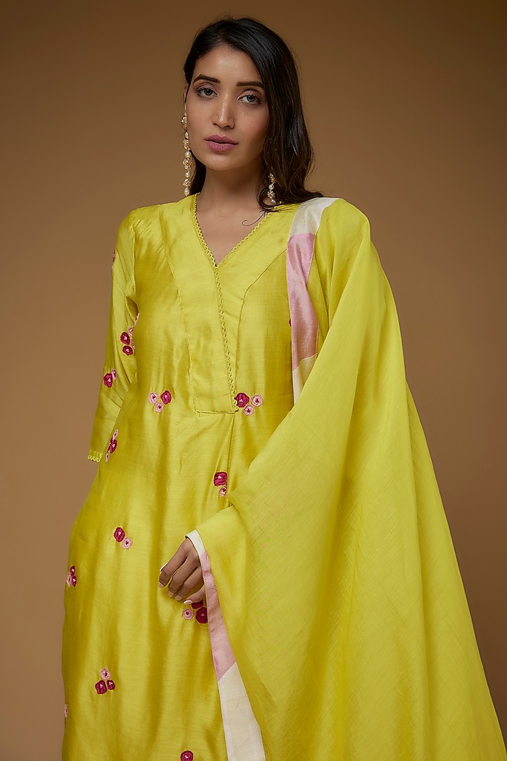 Yellow Chivia Silk Floral Embroidered Kurta Set by VAANI BESWAL at Pernia's Pop Up Shop