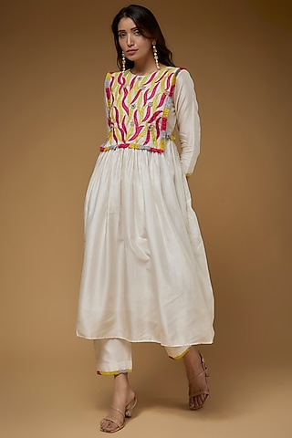 Ivory Malai Chanderi Applique Embroidered Gathered Kurta Set by VAANI BESWAL