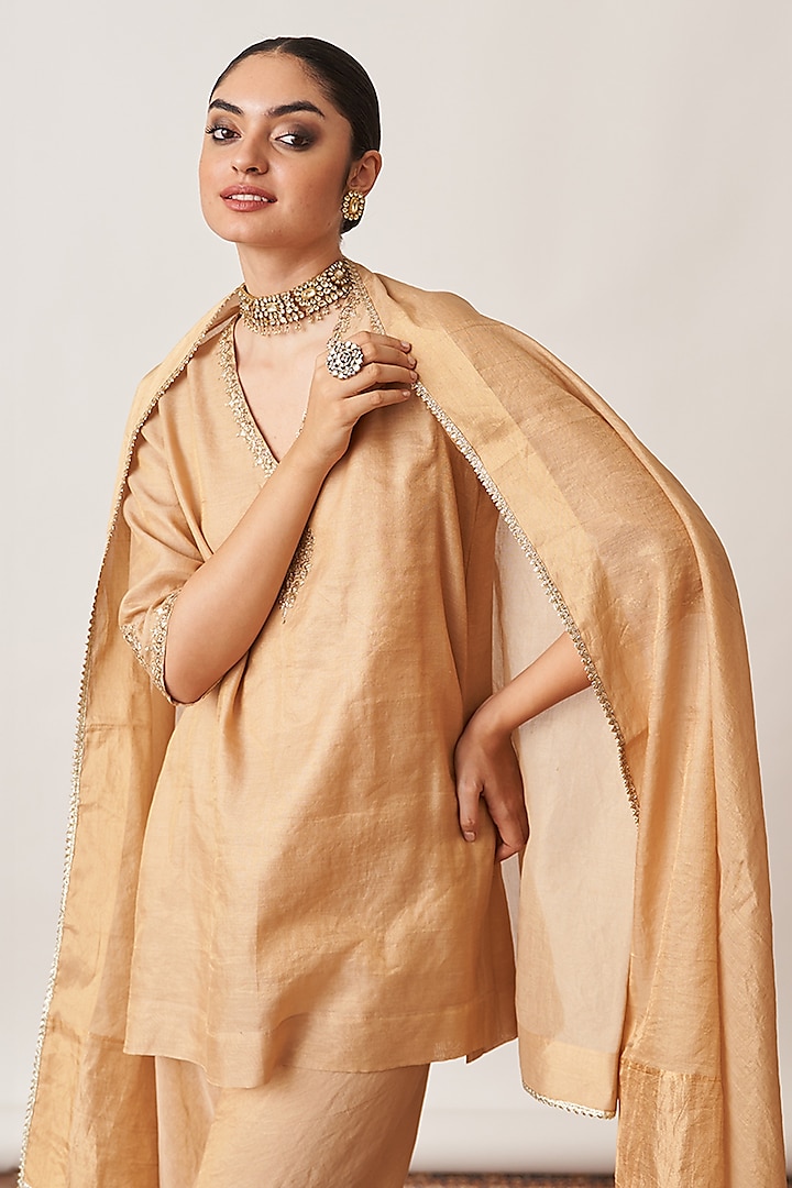 Gold Tissue Silk Chanderi Dupatta by Vaaya at Pernia's Pop Up Shop