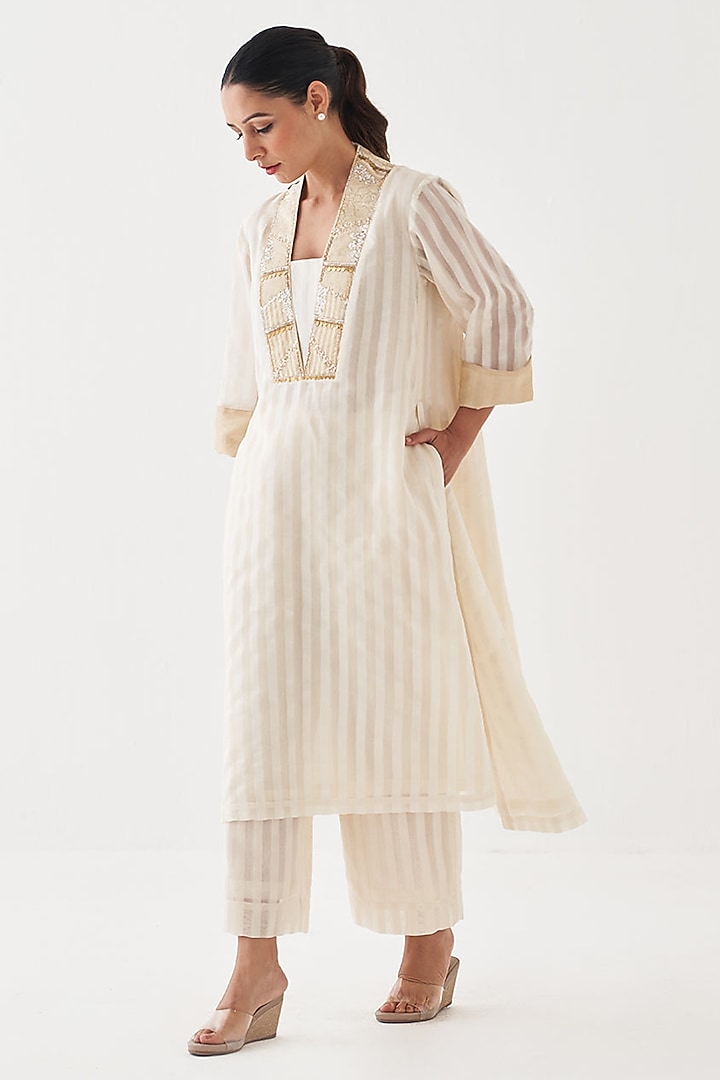 Off-White Handwoven Silk Chanderi Kurta Set by Vaaya at Pernia's Pop Up Shop