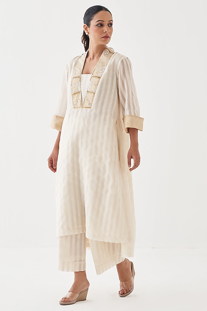 Off-White Handwoven Silk Chanderi Kurta Set by Vaaya at Pernia's Pop Up Shop