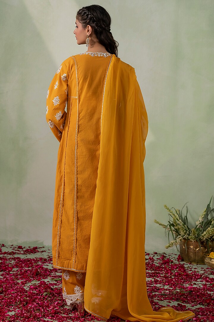 Mustard Cambric Cotton Resham Embroidered Kurta Set by Varun chhabra at Pernia's Pop Up Shop
