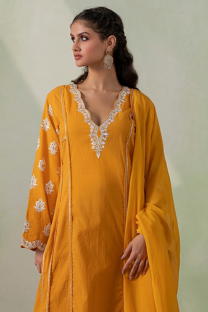 Mustard Cambric Cotton Resham Embroidered Kurta Set by Varun chhabra at Pernia's Pop Up Shop