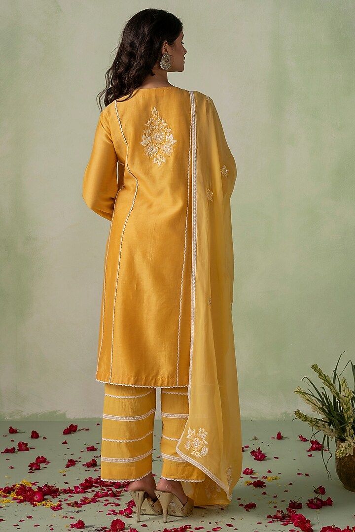 Mustard Cotton Cambric Resham & Cutdana Embellished Kurta Set by Varun chhabra at Pernia's Pop Up Shop